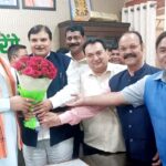 माननीय स्वास्थ्य मंत्री से भेटकर कर्मचारियो के लिए केसलेस चिकित्सा सुविधा योजना लागू करने अभार व्यक्त किया