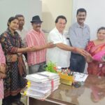 नव नियुक्त रजिस्ट्रार को छत्तीसगढ़ प्रदेश स्वास्थ्य कर्मचारी संघ ने पुष्प गुच्छ भेंटकर दी बधाई